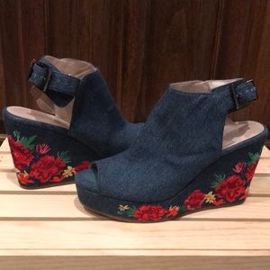 Women’s wedge Kenneth Cole denim flower wedges